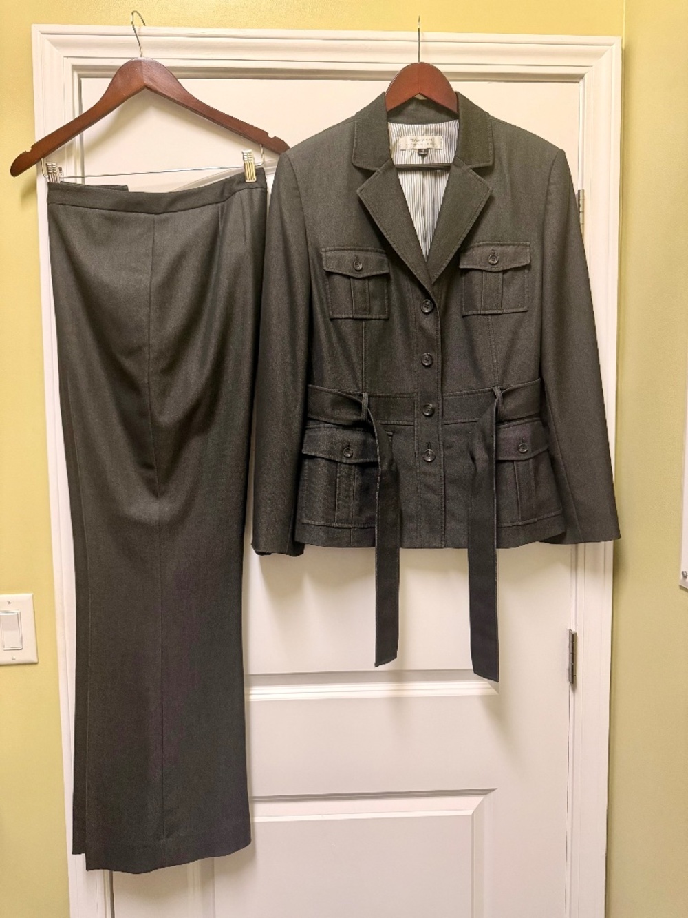 Tahari Arthur Levine two piece women's dark charcoal grey pantsuit.